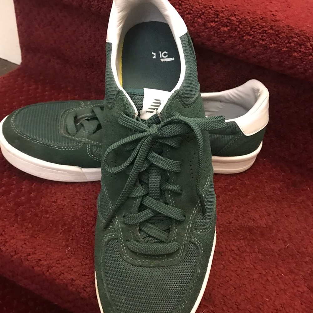 Men’s new balance sneakers
